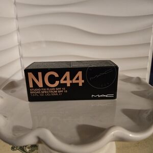 MAC Studio Fix Fluid SPF 15 Foundation NC44
